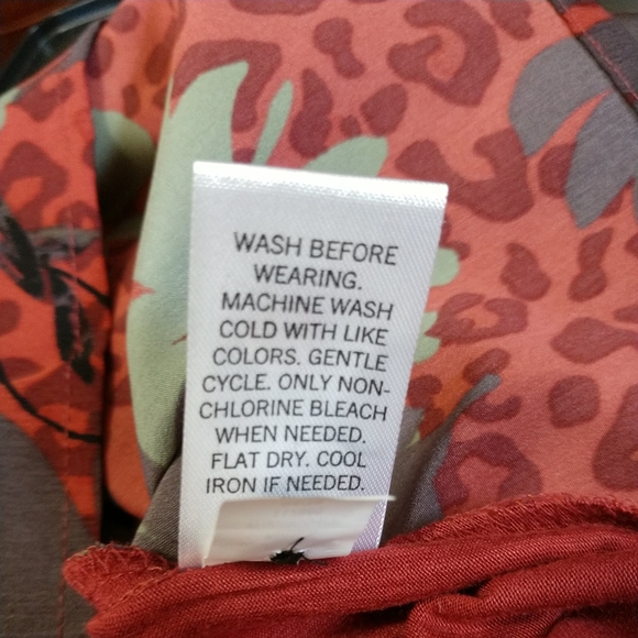 EVRI Women's Top Beautiful Design Buttons Down The Back Size OX. (Oversized top) - Picture 9 of 12